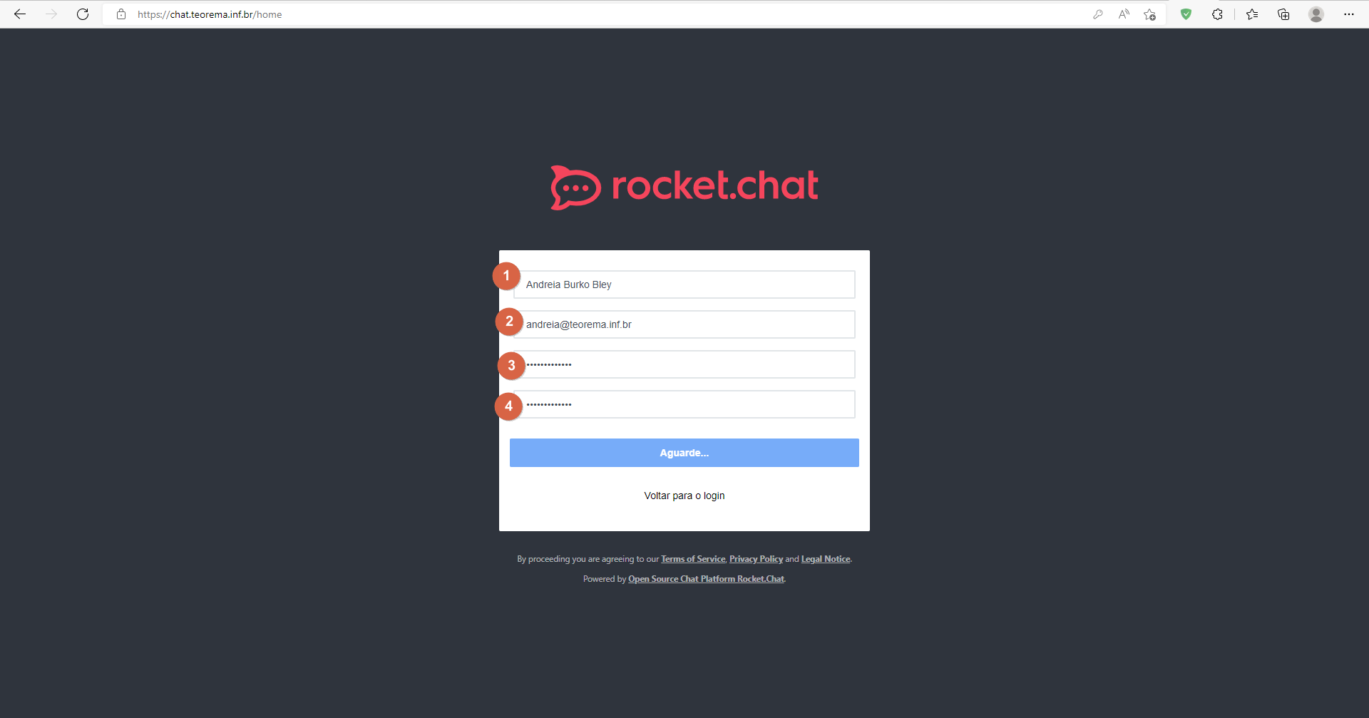 Formulário de registro do Rocket.Chat com quatro campos numerados: nome completo, e-mail, senha e confirmação de senha; botão "Aguarde..." exibido após submissão