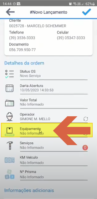 Formulário #Novo Lançamento com o campo "Equipamento" destacado por uma seta e retângulo amarelo na seção Detalhes da ordem