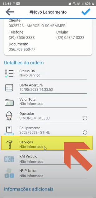 Formulário #Novo Lançamento com o campo "Serviços" destacado por uma seta e retângulo amarelo, indicando que nenhum serviço foi adicionado ainda