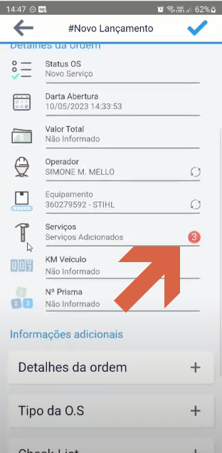 Formulário #Novo Lançamento com o campo "Serviços" exibindo o valor "Serviços Adicionados" e o contador 3 destacado em vermelho; seta apontando para o campo KM Veículo