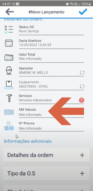 Formulário #Novo Lançamento com o campo "KM Veículo" destacado e uma seta apontando para ele