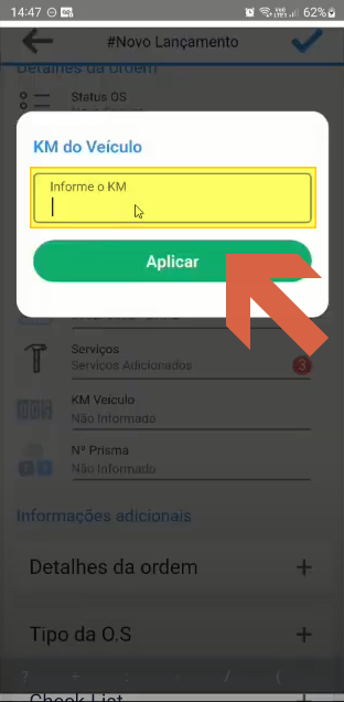 Diálogo "KM do Veículo" sobreposto ao formulário, com o campo "Informe o KM" vazio e o botão "Aplicar" destacado por uma seta