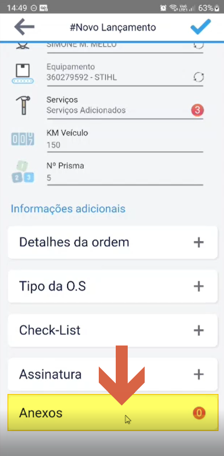 Formulário #Novo Lançamento com o item "Anexos" destacado em amarelo e uma seta apontando para ele; o contador exibe 0 anexos