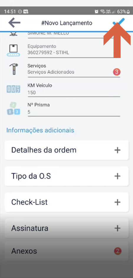Formulário #Novo Lançamento com a seta apontando para o ícone de confirmar no canto superior direito; os campos Serviços = Serviços Adicionados (3), KM Veículo = 150 e Nº Prisma = 5 estão preenchidos; o contador de Anexos exibe 2