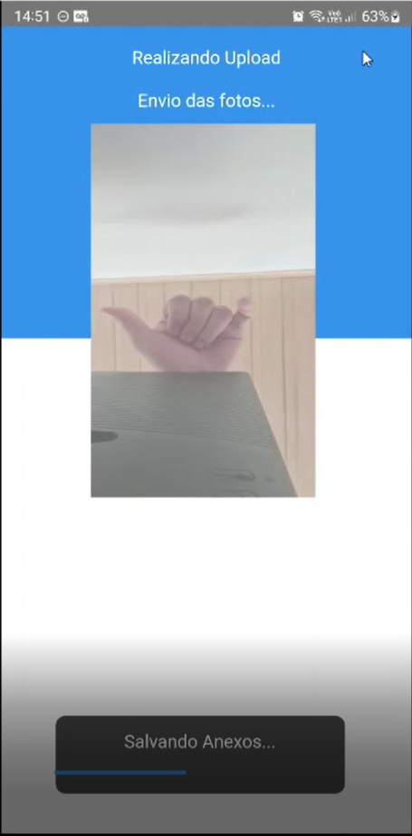 Tela "Realizando Upload" exibindo a mensagem "Envio das fotos..." com a pré-visualização da foto da câmera e a barra de progresso "Salvando Anexos..."