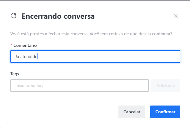 Diálogo "Encerrando conversa" com mensagem "Você está prestes a fechar esta conversa. Você tem certeza de que deseja continuar?"; campo obrigatório "Comentário" preenchido com "Ja atendido"; campo "Tags" vazio com botão "Adicionar"; botões "Cancelar" e "Confirmar"