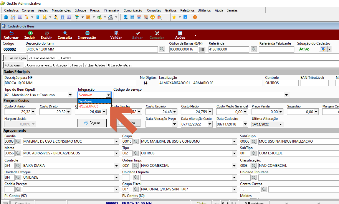 Tela de Cadastro de Itens no módulo Gestão Administrativa, aba 4 Adicionais, seção Dados Principais; campo Integração exibe dropdown com as opções "Nenhum" e "WEBSERVICE" — seta indicando a seleção de WEBSERVICE