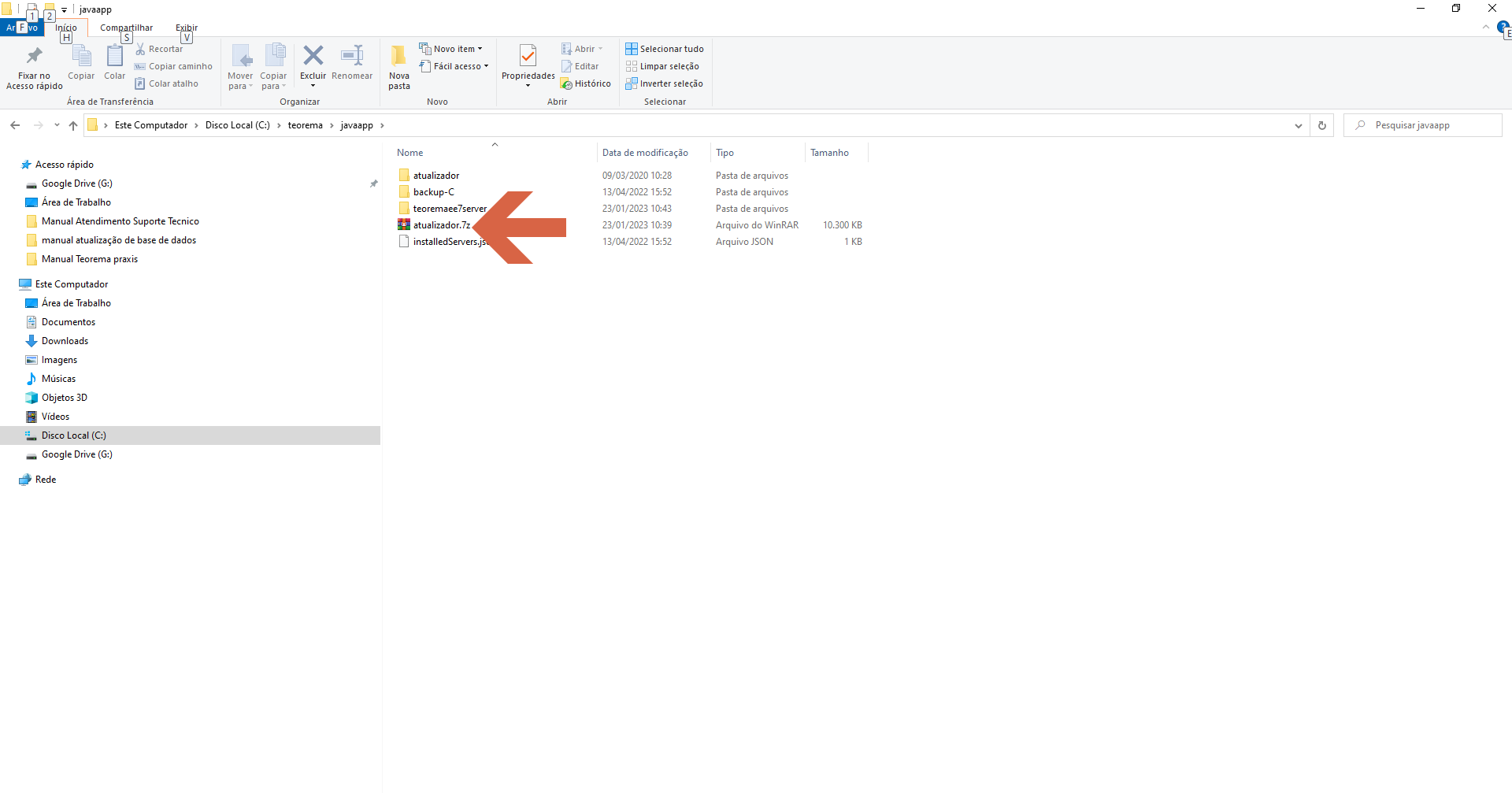 Windows Explorer exibindo C:\teorema\javaapp com as pastas atualizador, backup-C, teoremaee7server e os arquivos atualizador.7z (destacado com seta) e installedServers.json