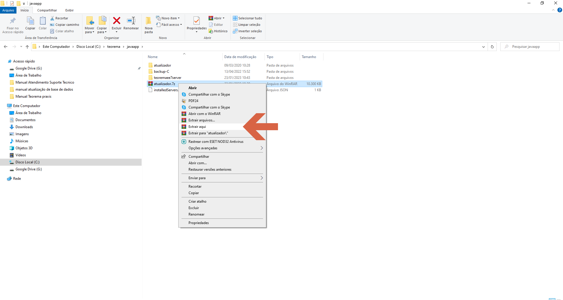 Menu de contexto do Windows Explorer sobre o arquivo atualizador.7z em C:\teorema\javaapp com a opção "Extrair aqui" destacada com seta