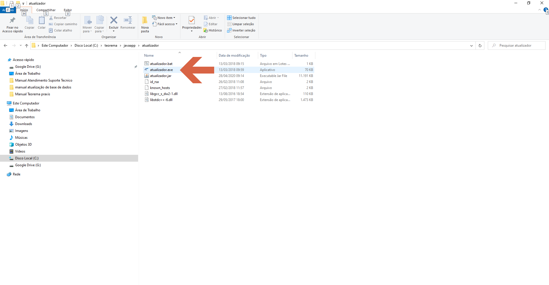 Windows Explorer exibindo C:\teorema\javaapp\atualizador com os arquivos atualizador.bat, atualizador.exe (destacado com seta), atualizador.jar, id_rsa, known_hosts, libgcc_s_dw2-1.dll e libstdc++-6.dll