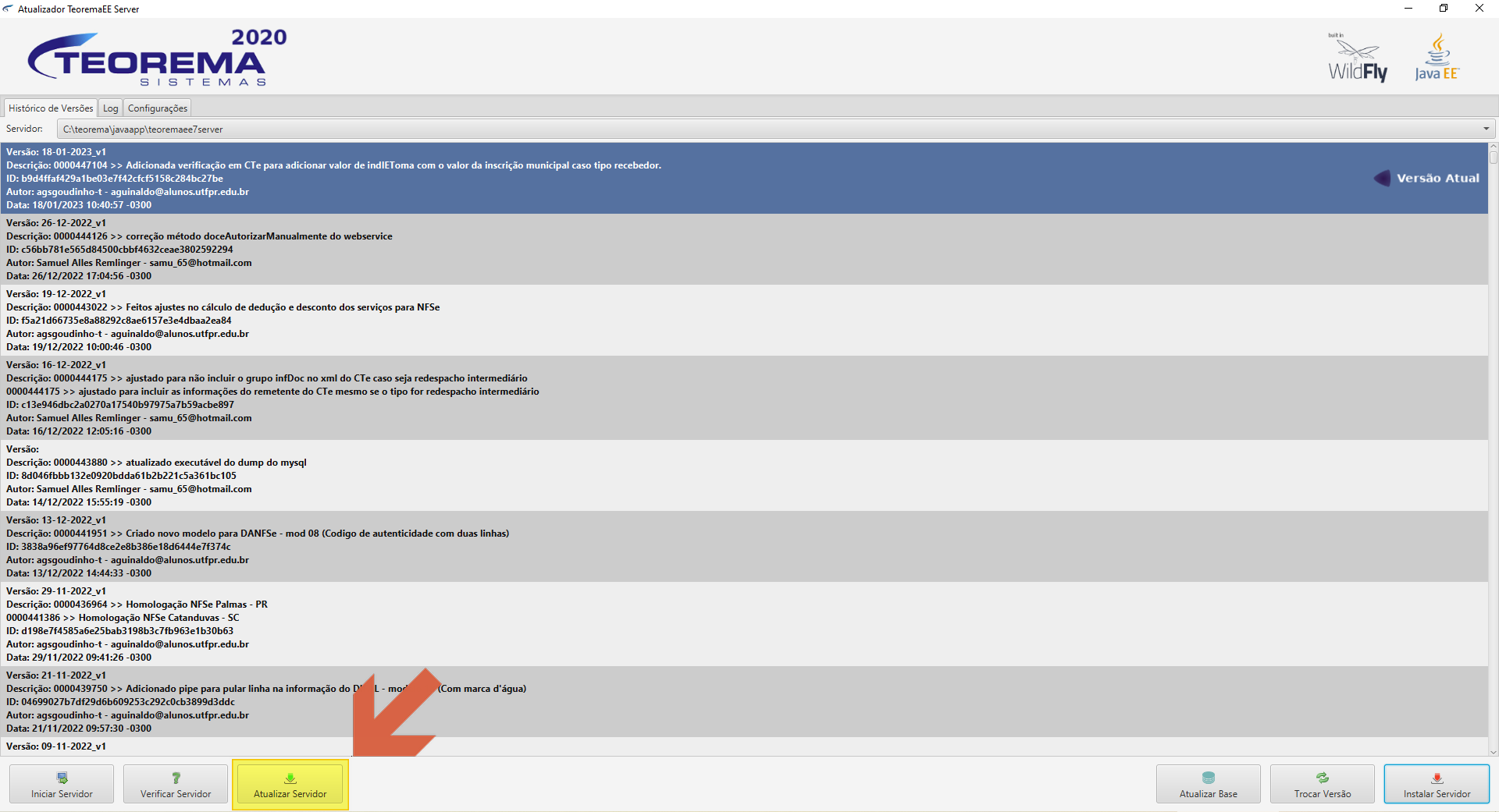 Atualizador TeoremaeEE Server 2020 exibindo aba Log com histórico de versões e botões na barra inferior: Iniciar Servidor, Verificar Servidor, Atualizar Servidor (destacado com seta), Atualizar Base, Trocar Versão, Instalar Servidor