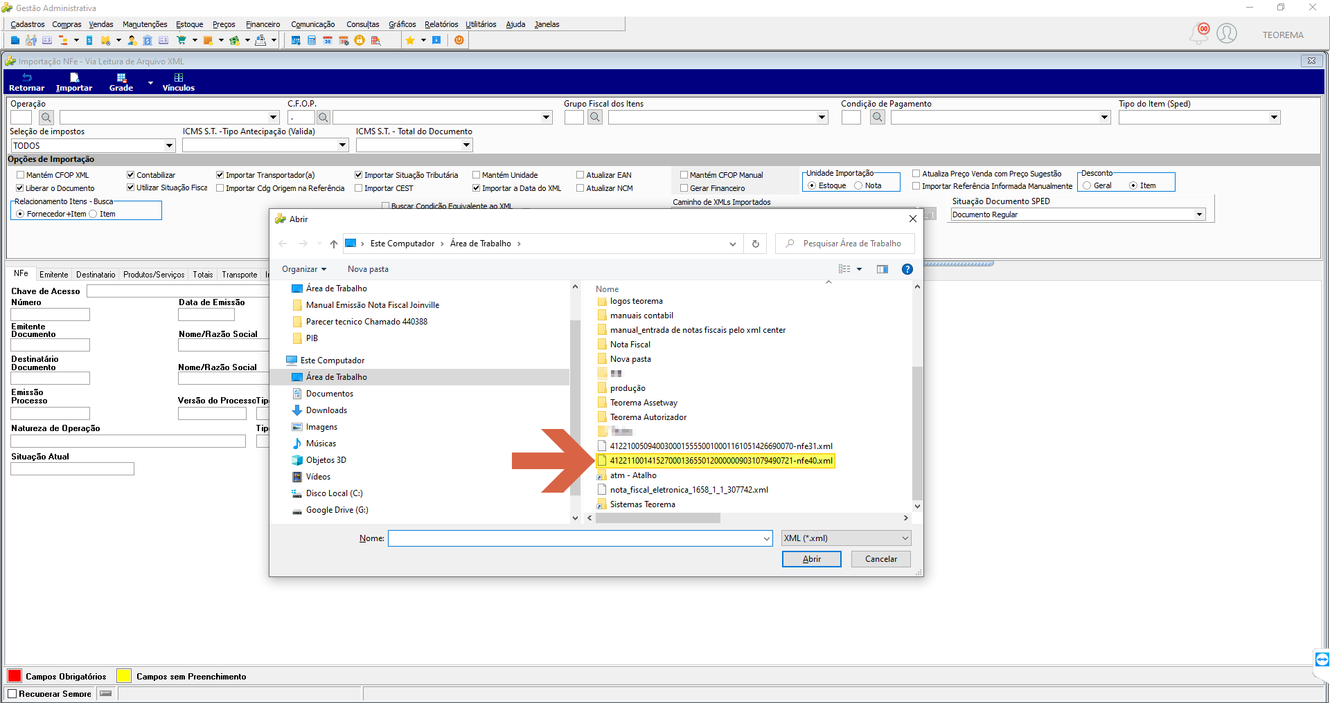 Janela do sistema operacional Abrir com filtro XML (*.xml), mostrando a Área de Trabalho selecionada no painel esquerdo e o arquivo da NF-e destacado no painel direito, com seta indicando o arquivo a ser selecionado