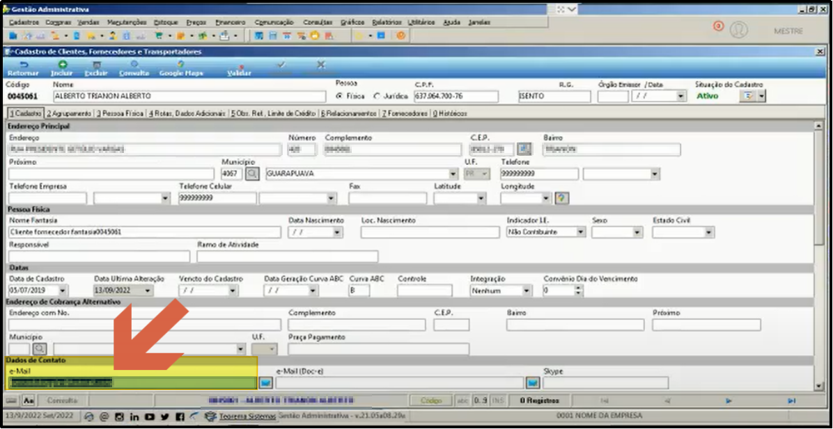 Tela de cadastro de fornecedor com campos Nome, Endereço, Telefone, E-mail e demais dados preenchidos; campo e-mail destacado