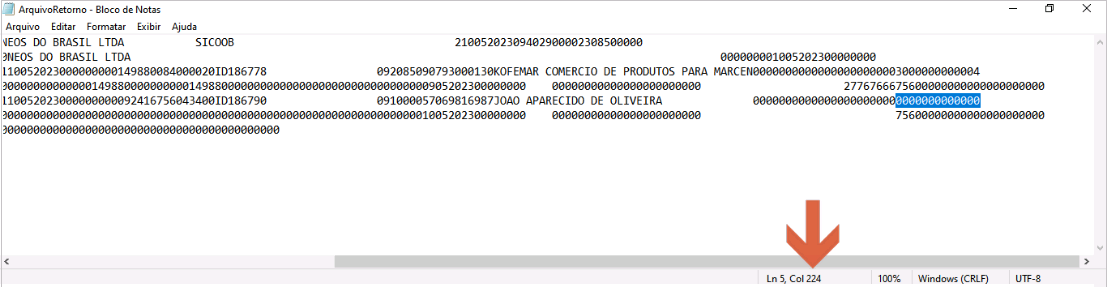 Arquivo ArquivoRetorno no Bloco de Notas com rolagem horizontal. Linha 5 com seleção destacada nas posições 214-223, correspondentes ao motivo de ocorrência. Barra de status exibe "Ln 5, Col 224". Seta vermelha aponta para o indicador de coluna.