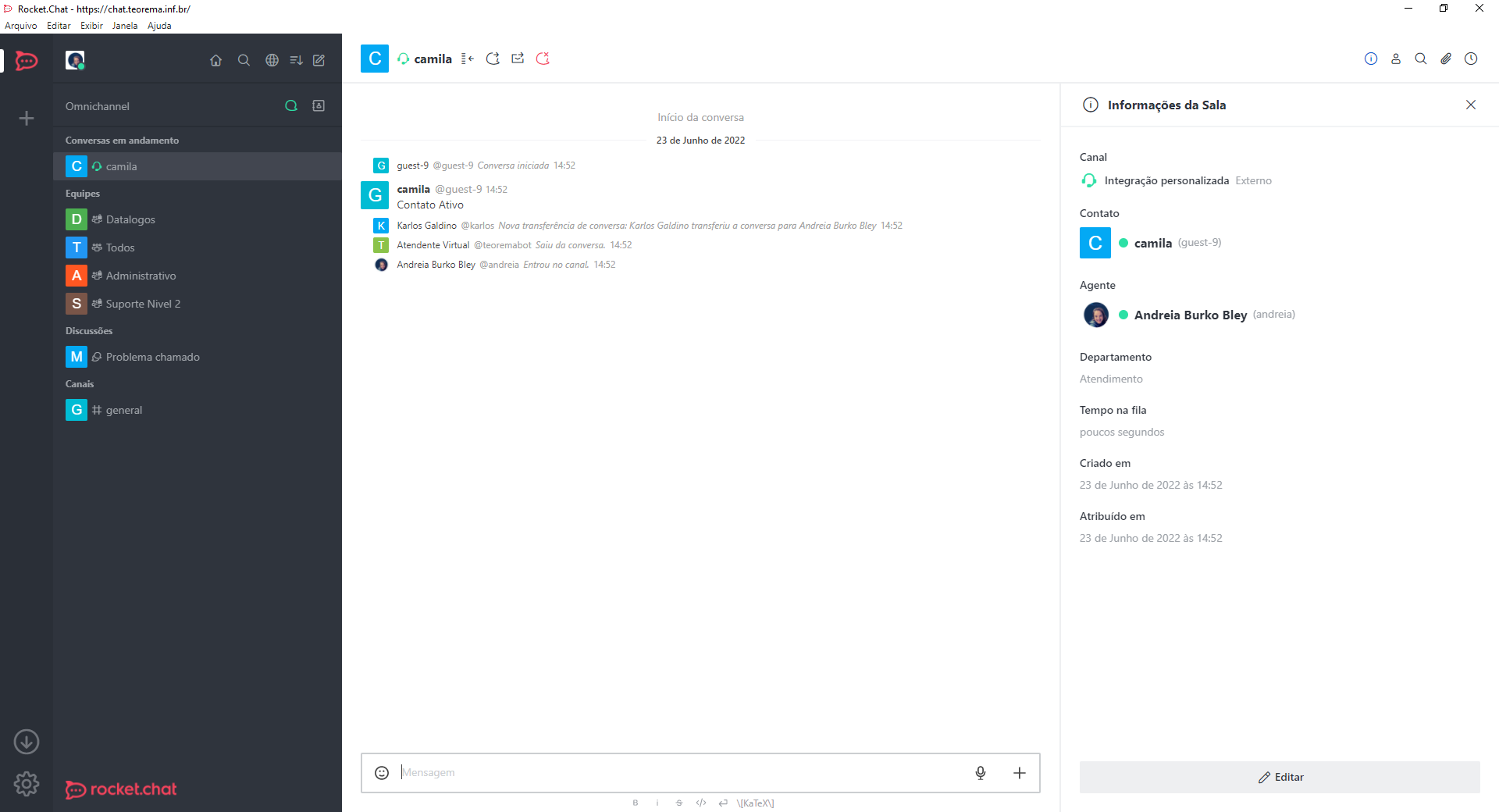 Tela de chat do Rocket.Chat com conversa aberta para "camila", painel Informações da Sala com Canal "Integração personalizada Externo", Contato "camila (guest-9)" e Agente "Andreia Burko Bley (andreia)"
