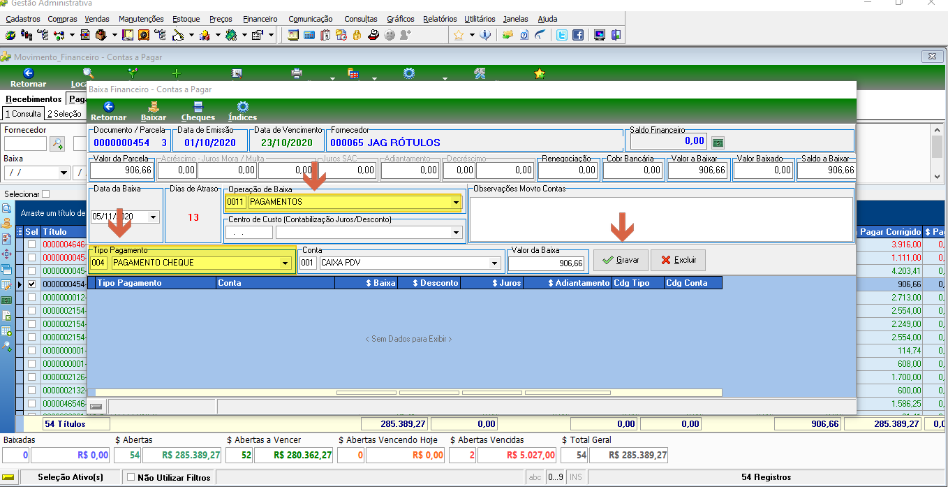 Tela Baixa Financeiro - Contas a Pagar com documento 0000000454 parcela 3, fornecedor 000065 JAG RÓTULOS, Data de Emissão 01/10/2020, Data de Vencimento 23/10/2020, Valor da Parcela 906,66; campos Operação de Baixa preenchido com 0011 PAGAMENTOS, Tipo Pagamento 004 PAGAMENTO CHEQUE e Conta 001 CAIXA PDV destacados com setas; botão Gravar visível