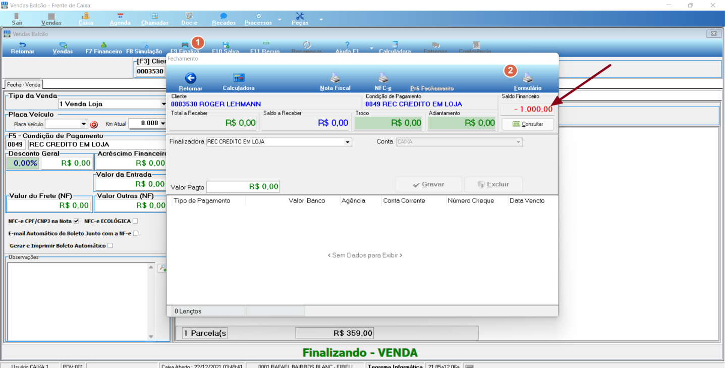 Tela Finalizando — VENDA com dados do cliente, campo Finalizadora definido como REC CREDITO EM LOJA, Saldo Financeiro exibindo -R$ 1.000,00 indicado por seta vermelha, total de 1 Parcela de R$ 359,00, e botões Gravar e Excluir