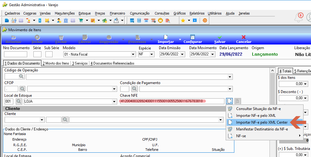 Tela "Movimento de Itens" com o campo "Chave NFe" preenchido e o menu de eventos aberto, com "Importar NF-e pelo XML Center" destacado por uma seta