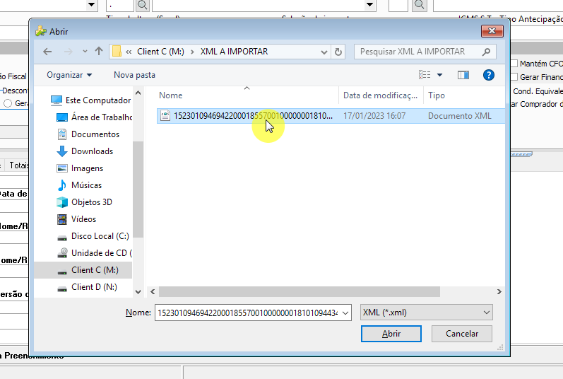 Janela Abrir em "Client C (M:) > XML A IMPORTAR" exibindo o arquivo XML de NF-e selecionado no campo Nome, com o tipo de arquivo "XML (*.xml)" e o botão Abrir