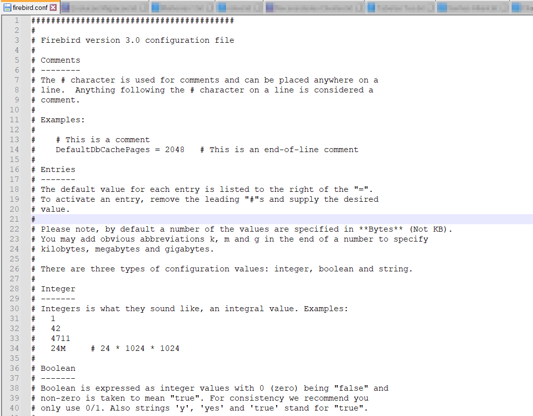 Editor de texto exibindo o início do firebird.conf padrão (Firebird version 3.0 configuration file) com seções Comments, Entries, Integer e Boolean descritas em inglês; todas as entradas de configuração estão comentadas com #