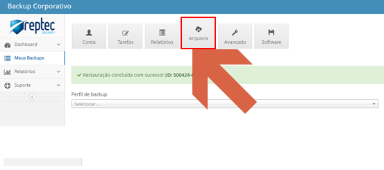Tela da conta no Reptec com abas Conta, Tarefas, Relatórios, Arquivos, Avançado e Software; aba "Arquivos" destacada com seta; mensagem de confirmação "Restauração concluída com sucesso (ID: 500424-...)" exibida; campo "Perfil de backup" com opção "Selecionar..."
