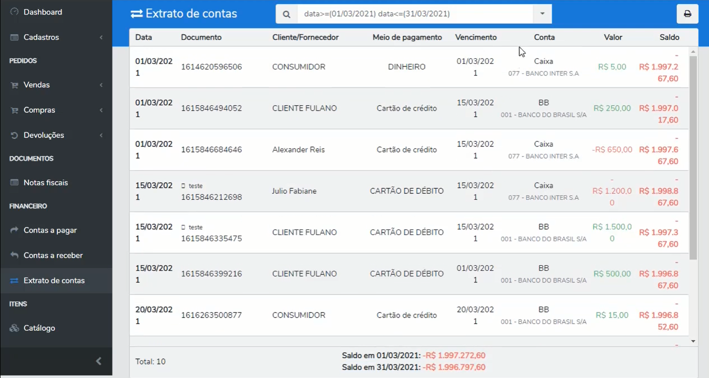 Tela de Extrato de contas com a listagem de movimentações financeiras (colunas Data, Documento, Cliente/Fornecedor, Meio de pagamento, Vencimento, Conta, Valor e Saldo) e os totais de saldo por conta.