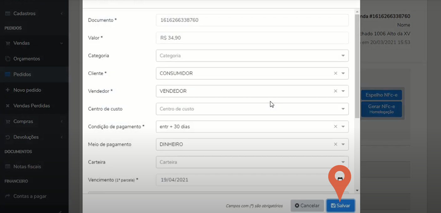 Janela "Novo lançamento" com os campos Documento, Valor, Categoria, Cliente, Vendedor, "Centro de custo", "Condição de pagamento", "Meio de pagamento", Carteira e "Vencimento (1ª parcela)", além do botão "Salvar" destacado.