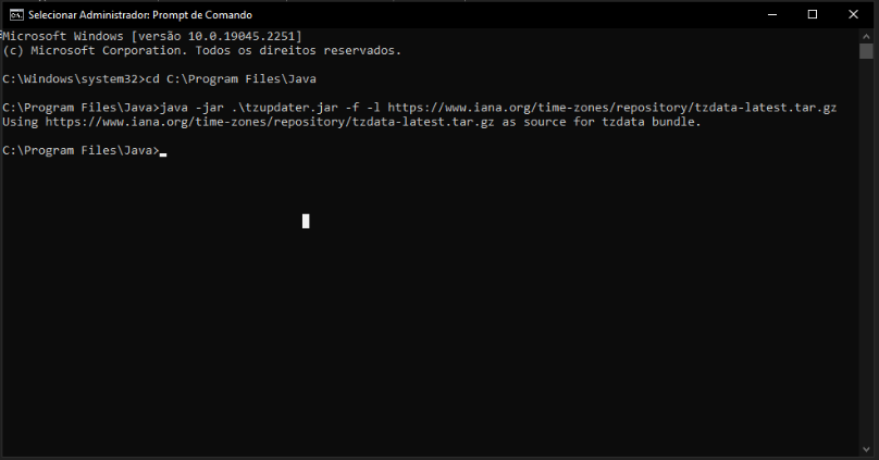 Prompt de Comando do Windows (Administrador) em C:\Program Files\Java exibindo o comando java -jar .\tzupdater.jar executado com a mensagem "Using https://www.iana.org/time-zones/repository/tzdata-latest.tar.gz as source for tzdata bundle."