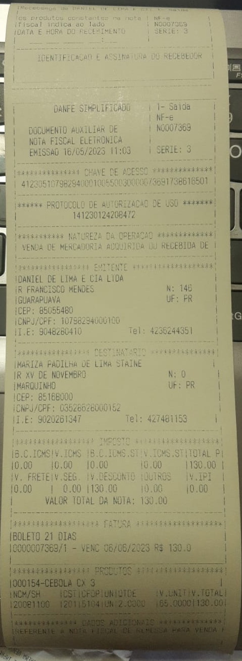 Cupom fiscal impresso em papel térmico via impressora bluetooth, com linhas de itens, valores e dados da empresa