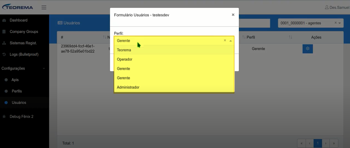 Formulário Usuários com dropdown Perfil aberto exibindo opções Gerente, Teorema, Operador, Gerente, Gerente e Administrador