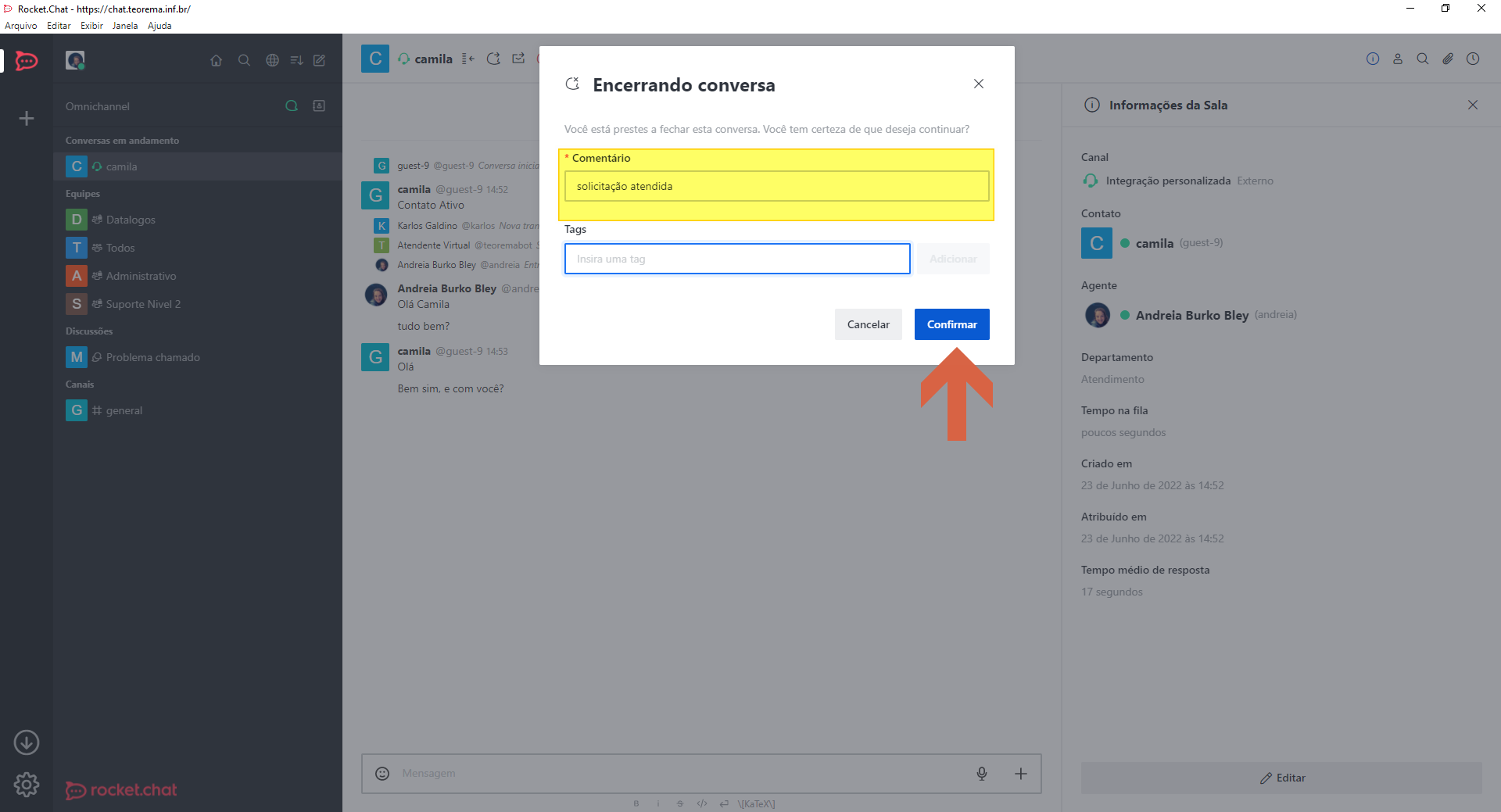 Modal "Encerrando conversa" com campo Comentário preenchido como "solicitação atendida", campo Tags e botões Cancelar e Confirmar
