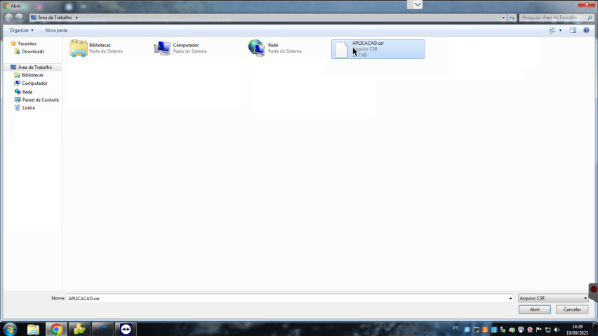 Diálogo "Abrir" do Windows Explorer mostrando o arquivo APLICACAO.csr selecionado na Área de Trabalho, com campo "Nome: APLICACAO.csr" e botão "Abrir"