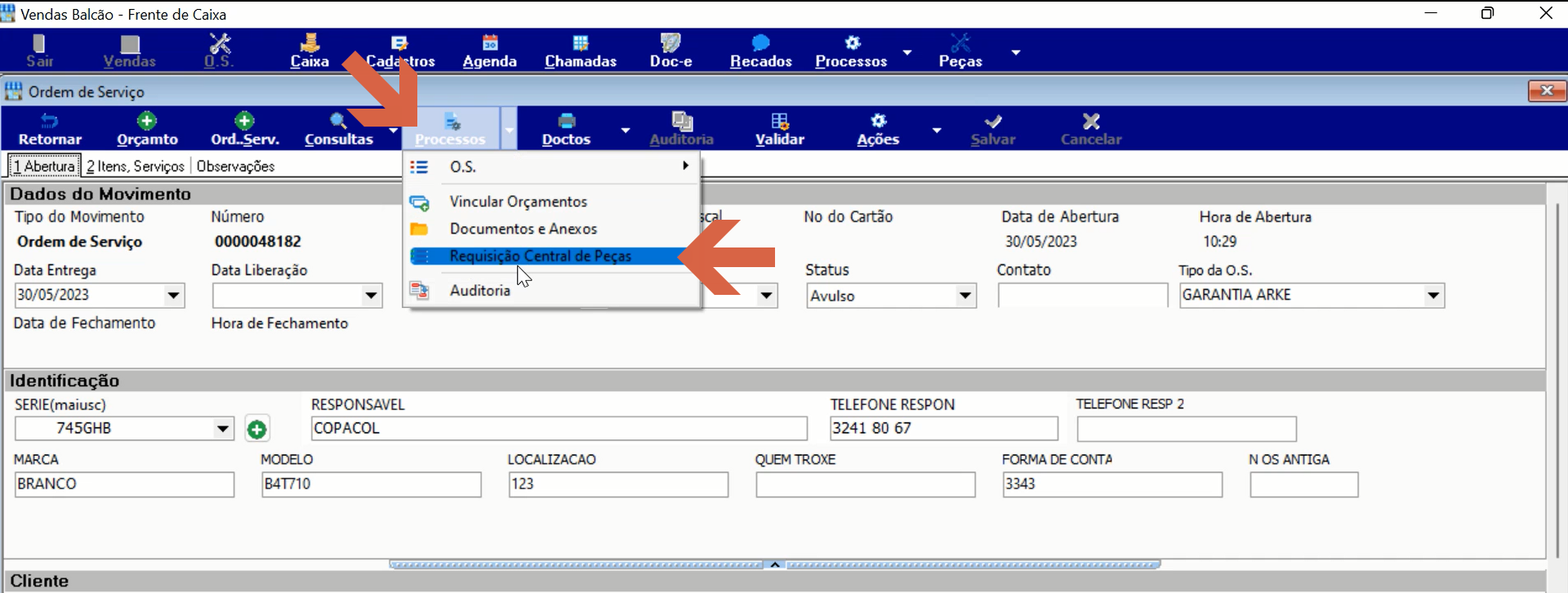 Menu Processos aberto na O.S. com as opções Vincular Orçamentos, Documentos e Anexos, Auditoria e Requisição Central de Peças destacada com seta