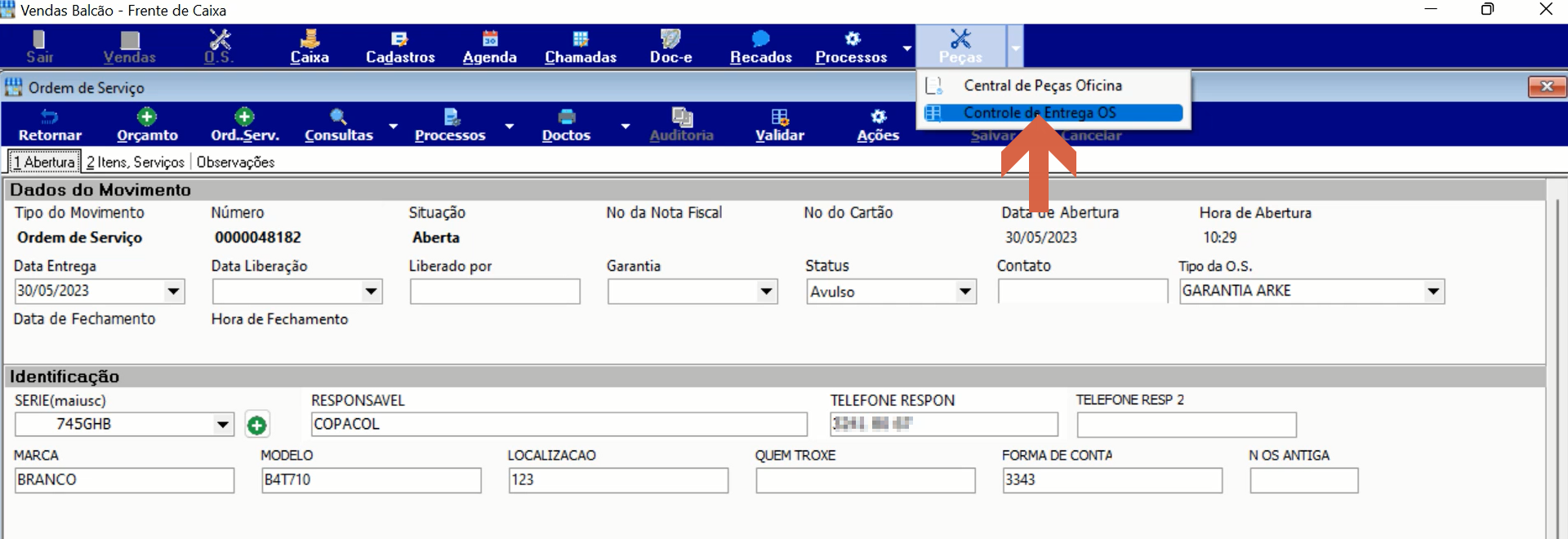 Tela de O.S. no módulo Vendas Balcão com menu Peças aberto e opção Central de Peças Oficina visível na barra de título da tela; seta indicando o acesso