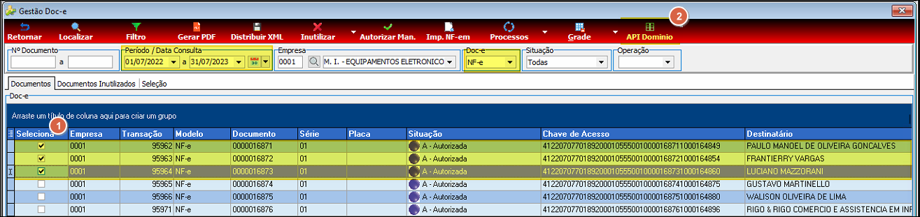 Tela Gestão Doc-e com filtros de período, empresa e tipo Doc-e preenchidos; lista de documentos NF-e selecionados; botão API Dominio destacado na barra superior