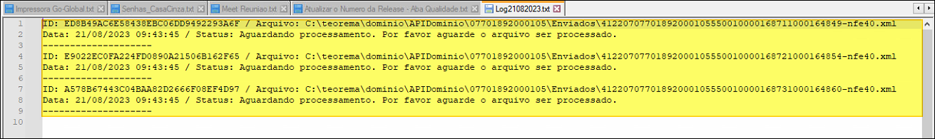 Arquivo Log21082023.txt aberto, exibindo entradas com ID, caminho do arquivo XML enviado, data/hora e status "Aguardando processamento. Por favor aguarde o arquivo ser processado."