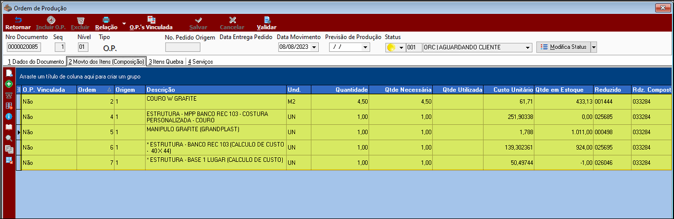 Tela Ordem de Produção, aba "2 Movto dos Itens (Composição)", listando componentes: COURO W GRAFITE (M2, Qtde 4,50), ESTRUTURA - MPP BANCO REC 103 - COSTURA PERSONALIZADA - COURO (UN, 1,00), MANIPULO GRAFITE (GRANDPLAST) (UN, 1,00), ESTRUTURA - BANCO REC 103 (CALCULO DE CUSTO - 40 X 44) (UN, 1,00), ESTRUTURA - BASE 1 LUGAR (CALCULO DE CUSTO) (UN, 1,00); colunas O.P. Vinculada, Ordem, Origem, Descrição, Unidade, Quantidade, Qtde Necessária, Qtde Utilizada, Custo Unitário, Qtde em Estoque, Reduzido, Rdz. Compost