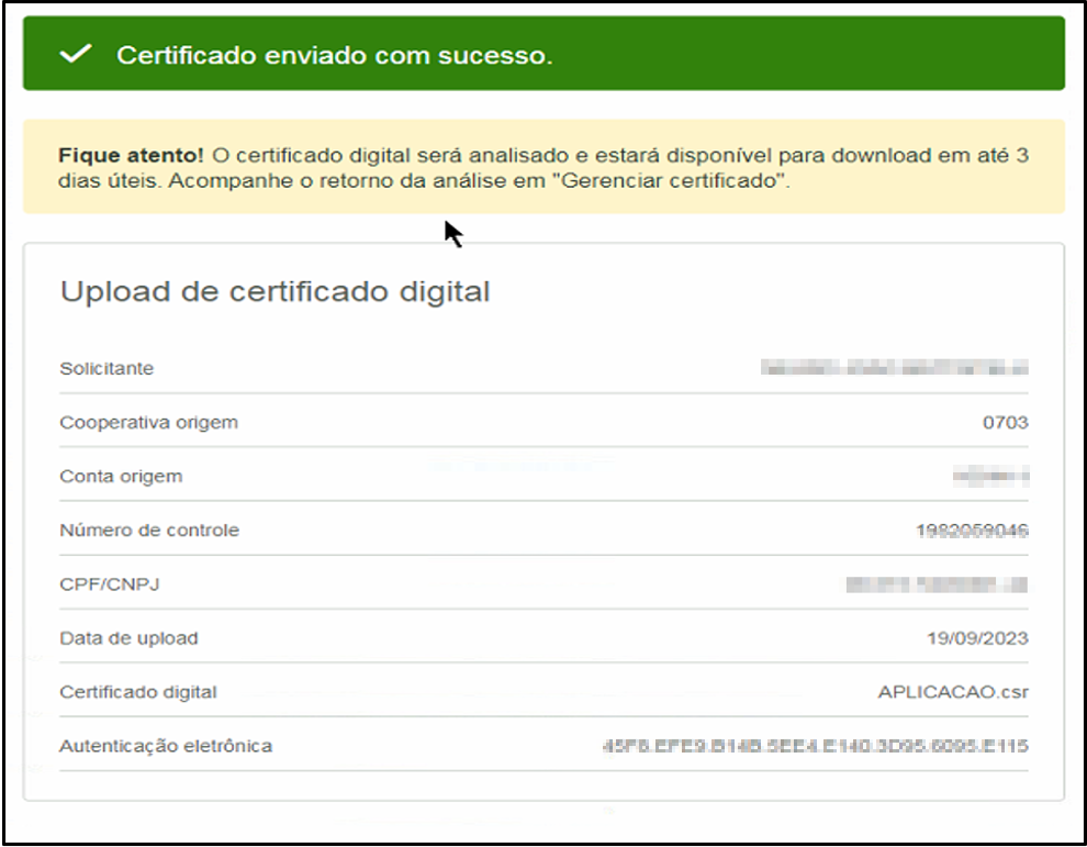 Tela do Internet Banking Sicredi com banner verde "Certificado enviado com sucesso." e comprovante de Upload de certificado digital exibindo campos Solicitante (mascarado), Cooperativa origem 0703, Conta origem (mascarada), Número de controle 1982059046, CPF/CNPJ (mascarado), Data de upload 19/09/2023, Certificado digital APLICACAO.csr e Autenticação eletrônica