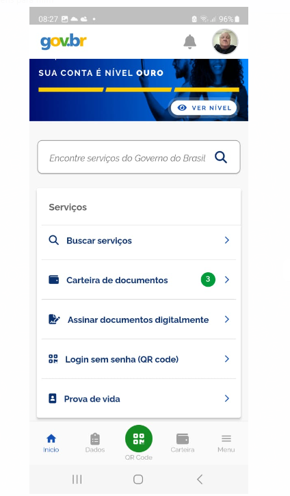 Tela inicial do aplicativo gov.br com banner "Sua conta é nível OURO" e lista de serviços: Buscar serviços, Carteira de documentos, Assinar documentos digitalmente, Login sem senha (QR code), Prova de vida