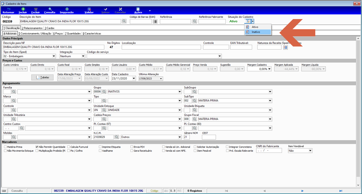 Tela Cadastro de Itens do item 002339, campo Situação do Cadastro com dropdown exibindo as opções Ativo e Inativo, seta indicando a opção Inativo
