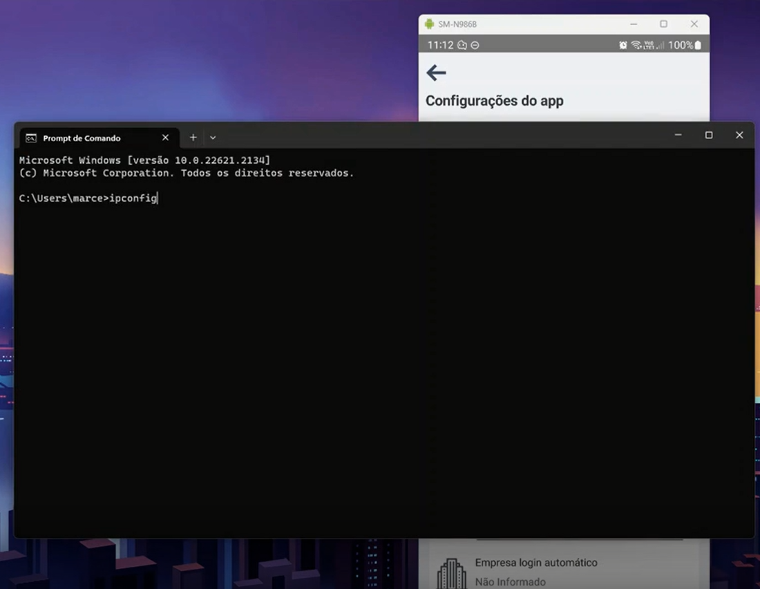 Janela do Prompt de Comando com o comando "ipconfig" digitado; ao fundo, tela de Configurações do app no Android
