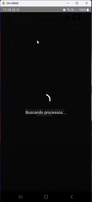 Tela de carregamento do aplicativo com mensagem "Buscando processos..." exibida ao centro