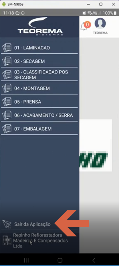 Menu lateral do aplicativo Teorema exibindo lista de módulos (01 - LAMINACAO, 02 - SECAGEM, 03 - CLASSIFICACAO POS SECAGEM, 04 - MONTAGEM, 05 - PRENSA, 06 - ACABAMENTO / SERRA, 07 - EMBALAGEM) e opção "Sair da Aplicação" destacada com seta na parte inferior