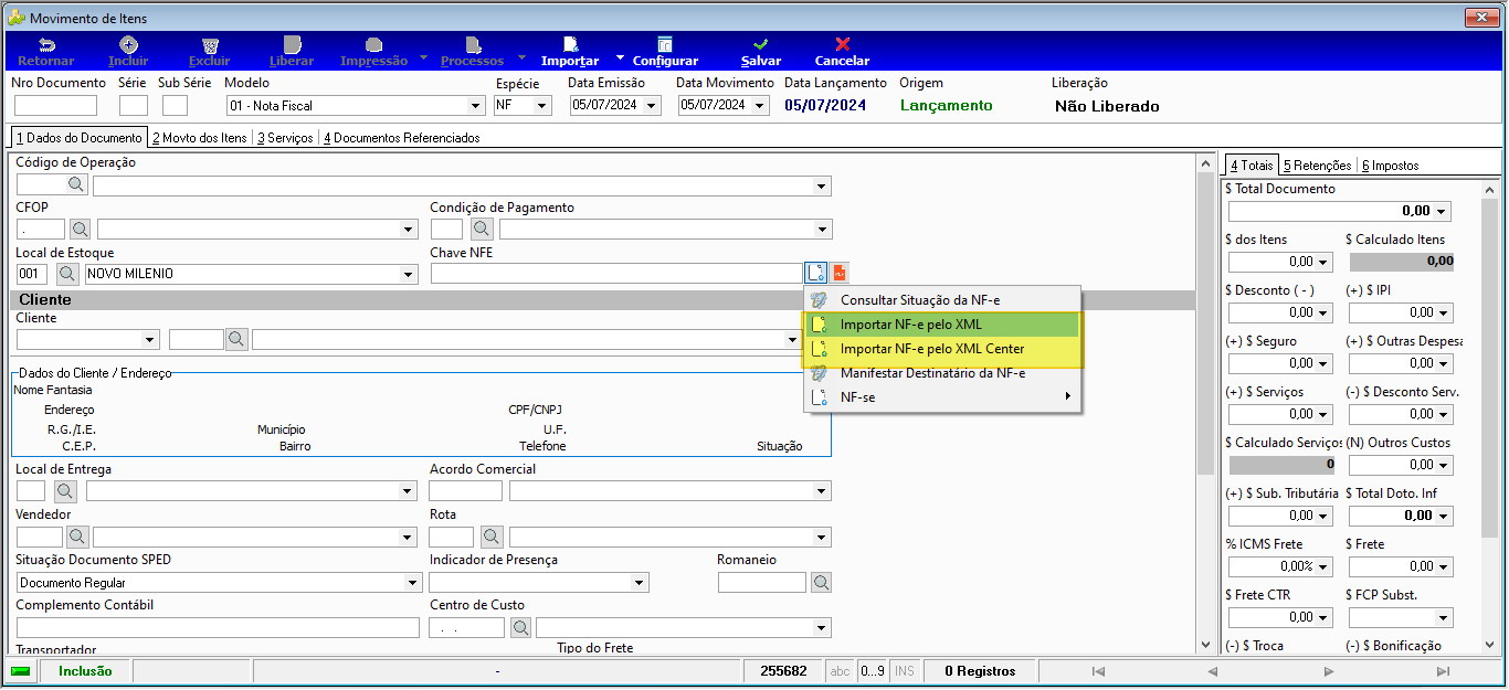 Tela Movimento de Itens em modo Inclusão com dropdown do campo Chave NFE expandido, exibindo as opções: Consultar Situação da NF-e, Importar NF-e pelo XML e Importar NF-e pelo XML Center destacadas, Manifestar Destinatário da NF-e e NF-se