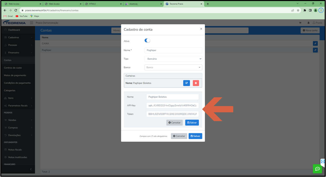 Modal Cadastro de conta com painel da carteira expandido mostrando campos Nome "Paghiper Boletos", API Key e Token com valores mascarados; botão Salvar