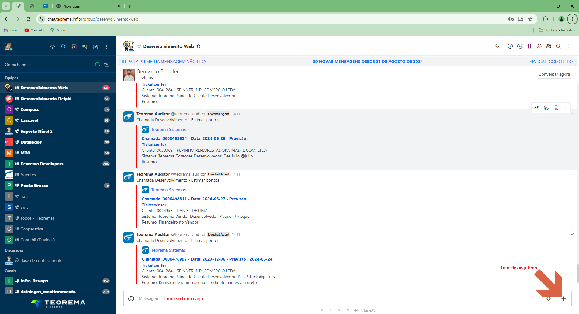 Interface do RocketChat com lista de canais e seta apontando para ícone de envio na barra de mensagens