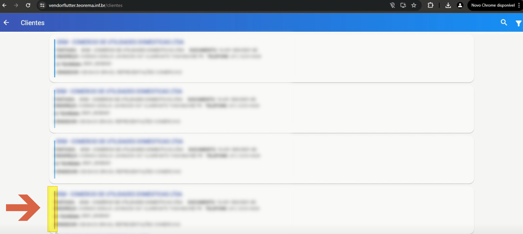 Tela Clientes em vendorflutter.teorema.inf.br/clientes com lista de cards de clientes; o último card exibe traço vertical de destaque indicando bloqueio ou pendência cadastral, apontado por seta