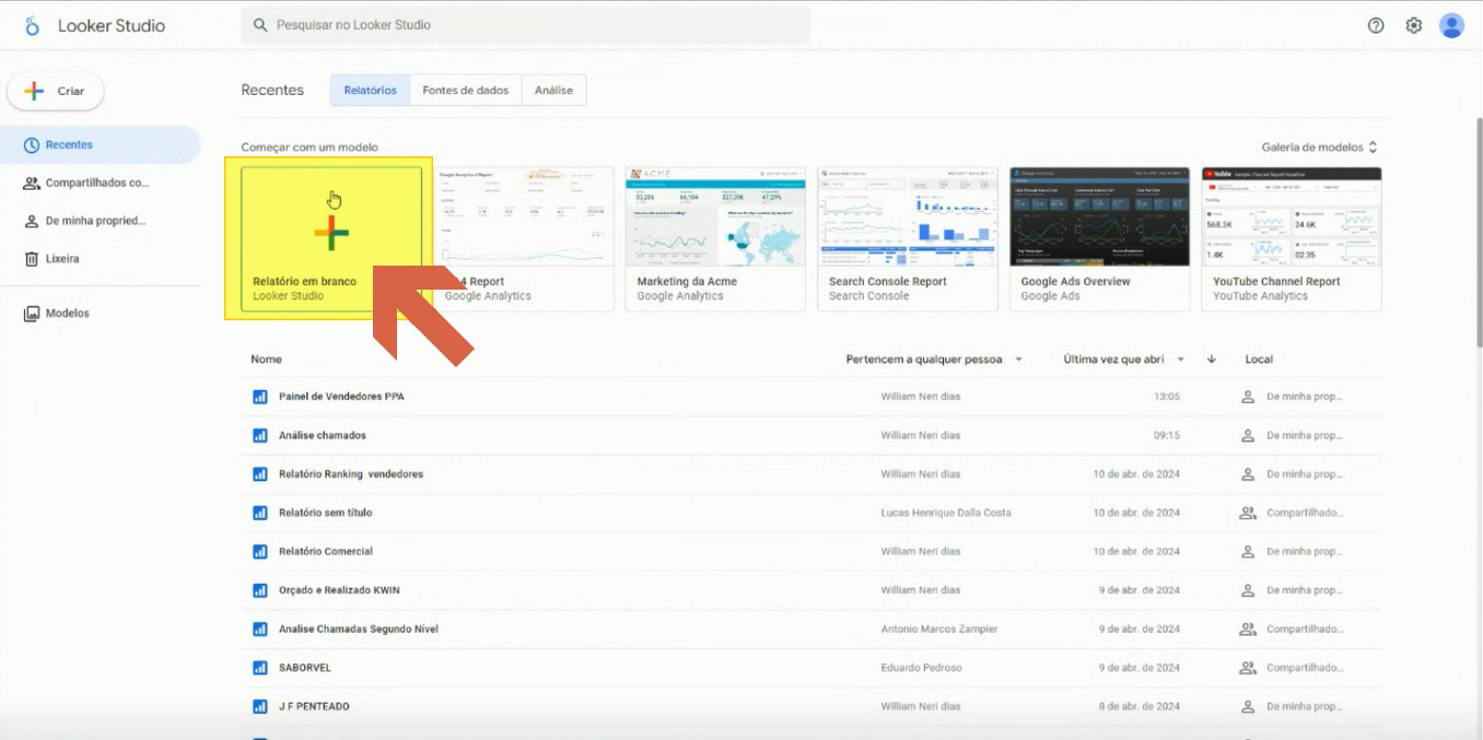 Looker Studio com painel de Recentes e modelos; item Relatório em Branco destacado