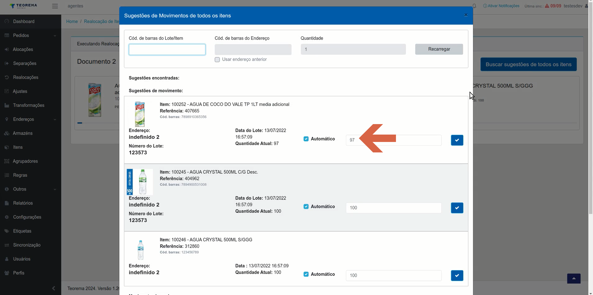 Janela Sugestões de Movimentos de todos os itens listando as sugestões dos três itens do documento, cada uma com endereço, lote, data e quantidade, com seta apontando para o campo de quantidade do primeiro item