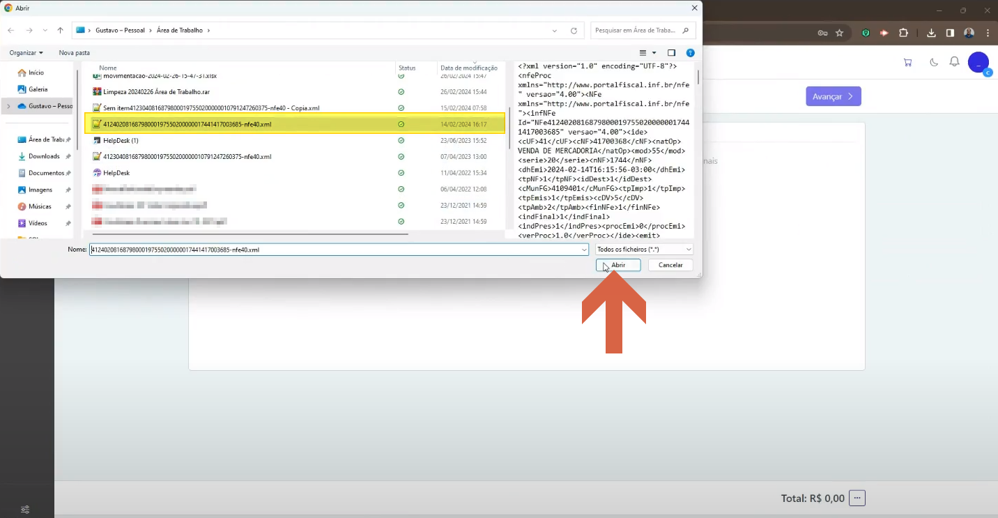 Seletor de arquivos do Windows com arquivo XML selecionado e botão Abrir destacado; painel lateral exibindo o conteúdo XML da nota